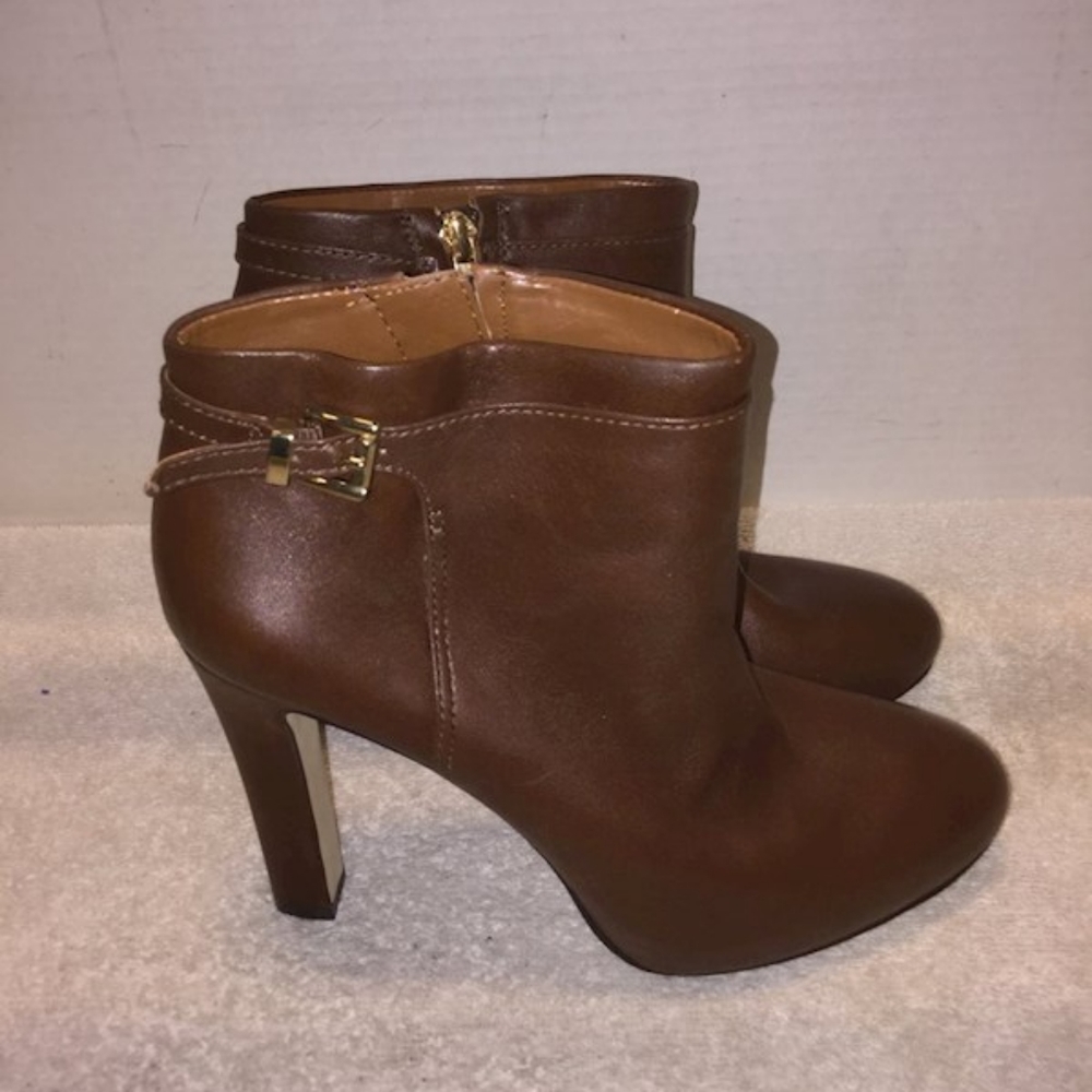 pretty banana republic bootie... worn 3 times.